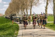 Herdenking Operation Cannonshot 2019 - Herdenking van Operation Cannonshot 2019: De leden van de Highland Regiment Pipes and Drums marcheren naar het dorp Wilp, de pipes- en drumband...