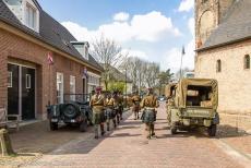 Herdenking Operation Cannonshot 2019 - Herdenking van Operation Cannonshot 2019: De band Highland Regiment Pipes and Drums marcheert door de Kerkstraat in Wilp, aan beide...