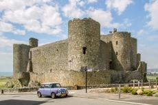 Ierland 2017 - Classic Car Road Trip: Mini Authi voor de ruïne van Harlech Castle. Het kasteel werd gebouwd in 1283-1289 op een rots bij de Ierse Zee....