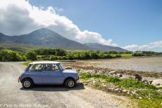 Ireland 2017 - Classic Car Road Trip Ierland: Our own lavender blue coloured Mini Authi, Croagh Patrick in the background, a 764 metres high mountain,...