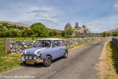 Ierland 2017 - Classic Car Road Trip Ierland: In onze Mini Authi reden we naar de ruïnes van de Cisterciënzer  Abdij van Corcomroe....