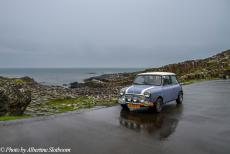 Ierland 2017 - Onze Mini Authi op de Giant's Causeway. Het dramatische en unieke landschap van de Giant's Causeway ligt aan de noordkust in Noord-Ierland...