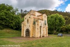 Portugal - Classic Car Road Trip: Onze classic Mini staat geparkeerd naast de San Miguel de Lillo. De San Miguel de Lillo is een Asturische...