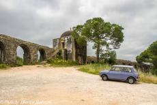 Portugal - Classic Car Road Trip Portugal: De Mini Authi bij een controlegebouw van het Pegões Aquaduct, het grootste en...