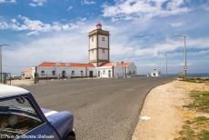 Portugal - Classic Car Road Trip Portugal: In onze Mini Authi reden we naar de vuurtoren van Cabo Carvoeiro bij Peniche. Cabo Carvoeiro ligt aan de...