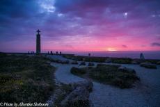 Portugal - Classic Car Road Trip Portugal: Een prachtige zonsondergang op Cabo da Roca. Op de obelisk staat een inscriptie, die de hoogte,...