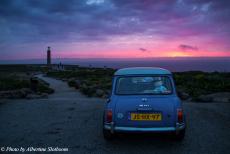 Portugal - Classic Car Road Trip Portugal: Onze Mini Authi op Cabo da Roca, de meest westelijke punt van het vasteland van Europa. De...
