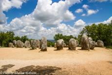Portugal - Classic Car Road Trip Portugal: De Almendres Cromlech ligt in het landschap van de Montado in de omgeving van Evora. De 95 staande stenen van de...