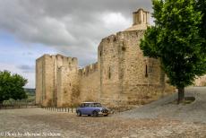 Portugal - Classic Car Road Trip Portugal: Tijdens ons bezoek aan Elvas, parkeerden we de Mini Authi voor het kasteel van Elvas. De stad...