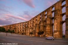 Portugal - Classic Car Road Trip Portugal: Onze classic Mini lijkt nog kleiner naast het Amoreira Aquaduct in Elvas. Het enorme aquaduct werd in de...