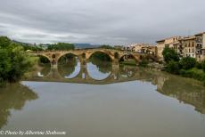 Portugal - Classic Car Road Trip: Puente la Reina ligt aan de pelgrimsroute naar Santiago de Compostela, het stadje ligt tussen Estella en Pamplona in...