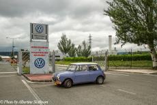 Portugal - Classic Car Road Trip: Onze Mini Authi bij de poort van de voormalige fabriek van de Authi Car Company in Pamplona, Spanje. De Authi Car...