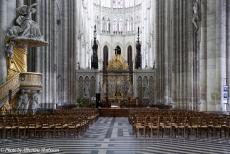 Portugal - Classic Car Road Trip: Het schip van de kathedraal van Amiens, op de voorgrond het labyrint. Net als de kathedraal van Chartres is de...