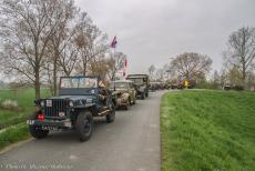 Herdenking Operation Quick Anger 2018 - Operation Quick Anger herdenkingsrit en herdenkingsceremonie 2018: In een Ford GPW Jeep uit WOII, samen met andere voertuigen uit WOII, reden...