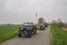Herdenking Operation Quick Anger 2018 - Operation Quick Anger herdenkingsrit en herdenkingsceremonie 2018: Een konvooi militaire voertuigen uit WOII op de smalle dijk tussen...