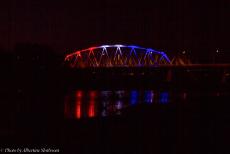 Operation Quick Anger Herdenkingsrit 2018 - Herdenking Operation Quick Anger 2018: De brug over de rivier de IJssel bij Westervoort, geïllumineerd met LED-verlichting in de kleuren...