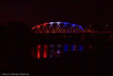 Herdenking Operation Quick Anger 2018 - Herdenking Operation Quick Anger 2018: De brug over de rivier de IJssel bij Westervoort, geïllumineerd met LED-verlichting in de kleuren...