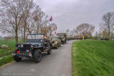 Herdenking Operation Quick Anger 2018 - Herdenking Operation Quick Anger&nbsp;2018: Een konvooi authentieke legervoertuigen uit WOII op een dijk bij Westervoort. Aan het eind van WOII...