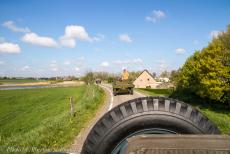 Herdenking Operation Quick Anger 2019 - Herdenking Operation Quick Anger 2019: Een Daimler Dingo en een Jeep uit WOII rijden op de dijk bij Westervoort. Op de voorgrond het...