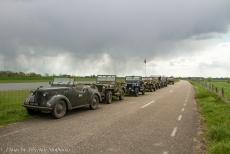 Herdenking Operation Quick Anger 2019 - Herdenking Operation Quick Anger 2019: Een konvooi militaire voertuigen uit WOII op de dijk bij het monument De Oversteek bij Westervoort. De...