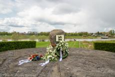 Herdenking Operation Quick Anger 2019 - Herdenking Operation Quick Anger 2019: Het monument De Oversteek op de oostelijke oever van de IJssel bij Westervoort. Arnhem ligt aan de andere...