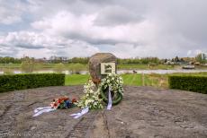 Herdenking Operation Quick Anger 2019 - Herdenking Operation Quick Anger 2019: Het monument de Oversteek naar de Bevrijding op de oostelijke oever van de IJssel, met de rivier die rustig...