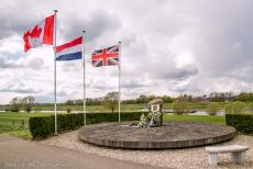 Herdenking Operation Quick Anger 2019 - Herdenking Operation Quick Anger 2019:&nbsp;Het monument de Oversteek naar de Bervrijding aan de oever van de IJssel&nbsp;bij Westervoort. Op de...
