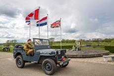 Herdenking Operation Quick Anger 2019 - Herdenking Operation Quick Anger 2019: Onze Ford GPW Jeep uit 1942 bij het monument de Oversteek naar de Bevrijding, met op de achtergrond de...