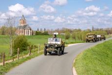 Herdenking Operation Quick Anger 2019 - Herdenking Operation Quick Anger 2019:&nbsp;Enkele militaire voertuigen uit WOII op de dijk bij het dorp Oud-Zevenaar, met op de achtergrond de...