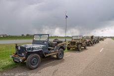 Herdenking Operation Quick Anger 2019 - Herdenking Operation Quick Anger 2019: Donkere wolken pakken zich samen boven een rij Jeeps uit WOII. Deze voertuigen hadden zich verzameld...