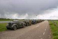 Herdenking Operation Quick Anger 2019 - Herdenking Operation Quick Anger 2019: Een konvooi militaire voertuigen uit WOII op de smalle IJsseldijk bij het monument De Oversteek naar de...
