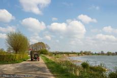 Herdenking Operation Cannonshot 2019 - Herdenking van Operation Cannonshot 2019: Een Jeep uit WOII rijdt tijdens de herdenkingsrit van Operation Cannonshot langs de rivier de...