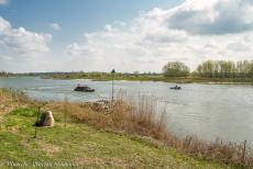 Herdenking Operation Cannonshot 2019 - Herdenking van Operation Cannonshot 2019: Een DUKW en een Ford GPA Jeep varen op de IJssel bij het monument de IJssel...