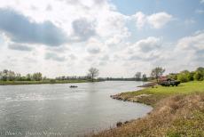 Herdenking Operation Cannonshot 2019 - Herdenking van Operation Cannonshot 2019: Een DUKW op de oever van de IJssel bij het monument de IJssel Oversteek, een Ford GPA Jeep vaart op de...