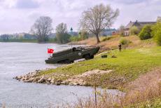 Herdenking Operatie Cannonshot 2019 - Herdenking van Operatie Cannonshot 2019: Een DUKW (uitspraak: duck) op de oever van de rivier bij het monument De IJsseloversteek. Een DUKW is een... Herdenking Operatie Cannonshot 2019 - Herdenking van Operatie Cannonshot 2019: Een DUKW (uitspraak: duck) op de oever van de rivier bij het monument De IJsseloversteek. Een DUKW is een...