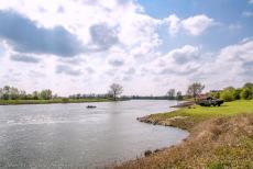 Herdenking Operatie Cannonshot 2019 - Herdenking Operatie Cannonshot 2019: Een DUKW op de oever van de IJssel bij het monument De IJsseloversteek, terwijl een Ford GPA Jeep op de... Herdenking Operatie Cannonshot 2019 - Herdenking Operatie Cannonshot 2019: Een DUKW op de oever van de IJssel bij het monument De IJsseloversteek, terwijl een Ford GPA Jeep op de...