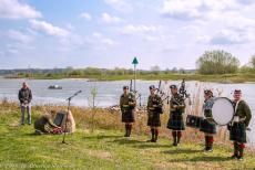 Herdenking Operatie Cannonshot 2019 - Herdenking van Operatie Cannonshot 2019: Door een lid van de Groene Soos werd een krans gelegd bij De IJsseloversteek, dit monument... Herdenking Operatie Cannonshot 2019 - Herdenking van Operatie Cannonshot 2019: Door een lid van de Groene Soos werd een krans gelegd bij De IJsseloversteek, dit monument...