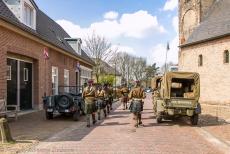 Herdenking Operatie Cannonshot 2019 - Herdenking van Operatie Cannonshot 2019: De band Highland Regiment Pipes and Drums marcheert door de Kerkstraat in Wilp. Aan beide... Herdenking Operatie Cannonshot 2019 - Herdenking van Operatie Cannonshot 2019: De band Highland Regiment Pipes and Drums marcheert door de Kerkstraat in Wilp. Aan beide...