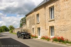 75 jaar na D-Day - Classic Car Road Trip door Normandië tijdens de viering van de 75ste herdenking van D-Day: Onze Ford GPW Jeep voor een een rij traditionele...