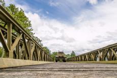 75 jaar na D-Day - Classic Car Road Trip Normandië, 75 jaar na D-Day: Een Sherman M32B1 op een Baileybrug in het Overlord Museum in...