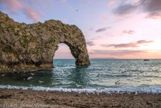 IMM 2019 Bristol - Classic Car Road Trip: Durdle Door is een van de meest iconische monumenten van de Jurassic Coast in Dorset. De natuurlijke boog van kalksteen...