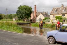 IMM 2019 Bristol - Classic Car Road Trip: Paarden in de River de Eye bij de Old Mill of Lower Slaughter, onze classic Mini op de voorgrond. Slaughter is...