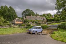 IMM 2019 Bristol - Classic Car Road Trip: In onze Mini Authi rijden we door een 'ford' van de rivier de Eye in Upper Slaughter. Het dorp ligt op...