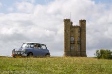 IMM 2019 Bristol - Classic Car Road Trip: Onze Mini Authi voor de Broadway Tower, een folly op Broadway Hill in het dorp Broadway. De twintig meter hoge toren...