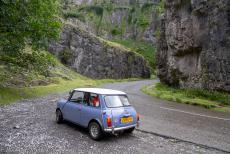 IMM 2019 Bristol - Classic Car Road Trip: In onze Mini Authi reden we door de Cheddar Gorge, de diepste kloof van Engeland. De spectaculaire Cliff Road kronkelt...