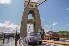 IMM 2019 Bristol - Classic Car Road Trip, IMM Bristol: Onze Mini Authi rijdt naar het tolpoortje aan de oostkant van de Clifton Suspension Bridge. Sinds de...