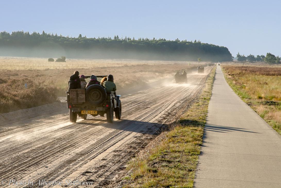75 jaar na de Slag om Arnhem - Classic Car Road Trip: Jeeps uit WOII rijden over de stoffige zandwegen van de Ginkelse Heide bij Ede tijdens de 75-jarige herdenking van de... 75 jaar na de Slag om Arnhem - Classic Car Road Trip: Jeeps uit WOII rijden over de stoffige zandwegen van de Ginkelse Heide bij Ede tijdens de 75-jarige herdenking van de...