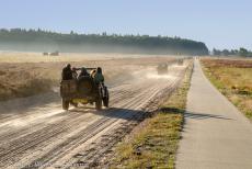 75 jaar na de Slag om Arnhem - Classic Car Road Trip: Jeeps uit WOII rijden over de stoffige zandwegen van de Ginkelse Heide bij Ede tijdens de 75-jarige herdenking van de...