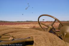 75 jaar na de Slag om Arnhem - Classic Car Road Trip: Een Britse Airborne Ford GPW Jeep uit 1942 op de Ginkelse Heide tijdens de paradroppingen tijdens...