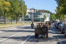 75 jaar na de Slag om Arnhem - Classic Car Road Trip: Race to the Bridge 2019, een Ford GPW Jeep uit 1942 rijdt via Onderlangs naar de Rijnbrug in Arnhem, de brug heet sinds...